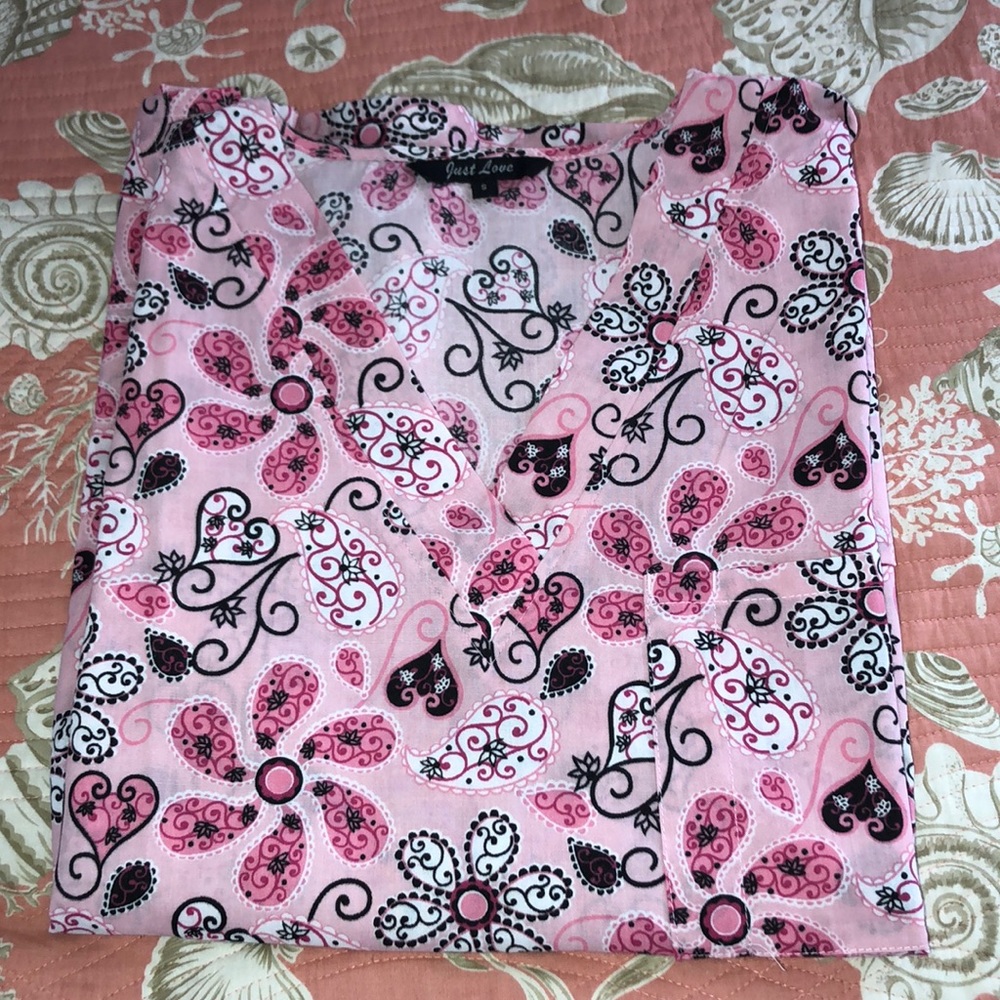 Patterned scrub top!